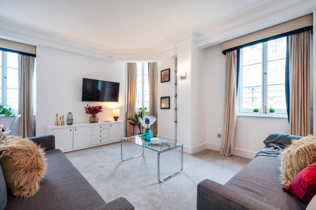 Welcome London - Trafalgar Square في لندن: غرفة معيشة مع أريكة وطاولة
