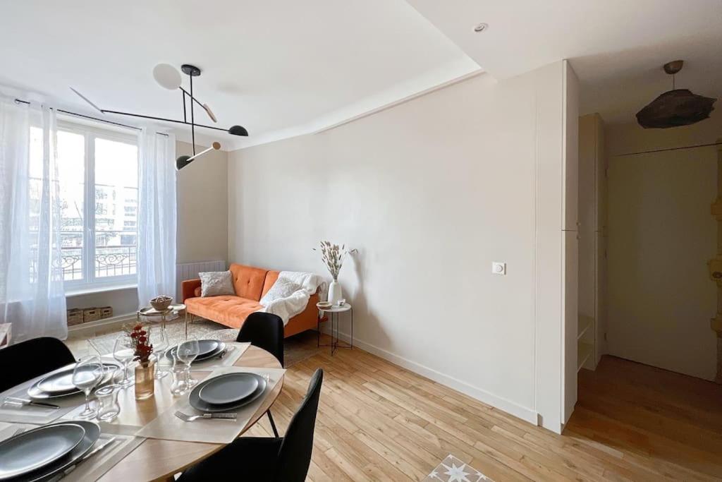 ein Wohnzimmer mit einem Tisch und einem Sofa in der Unterkunft Mytripinparis - Fully renovated 2 bedrooms in Neuilly-sur-Seine