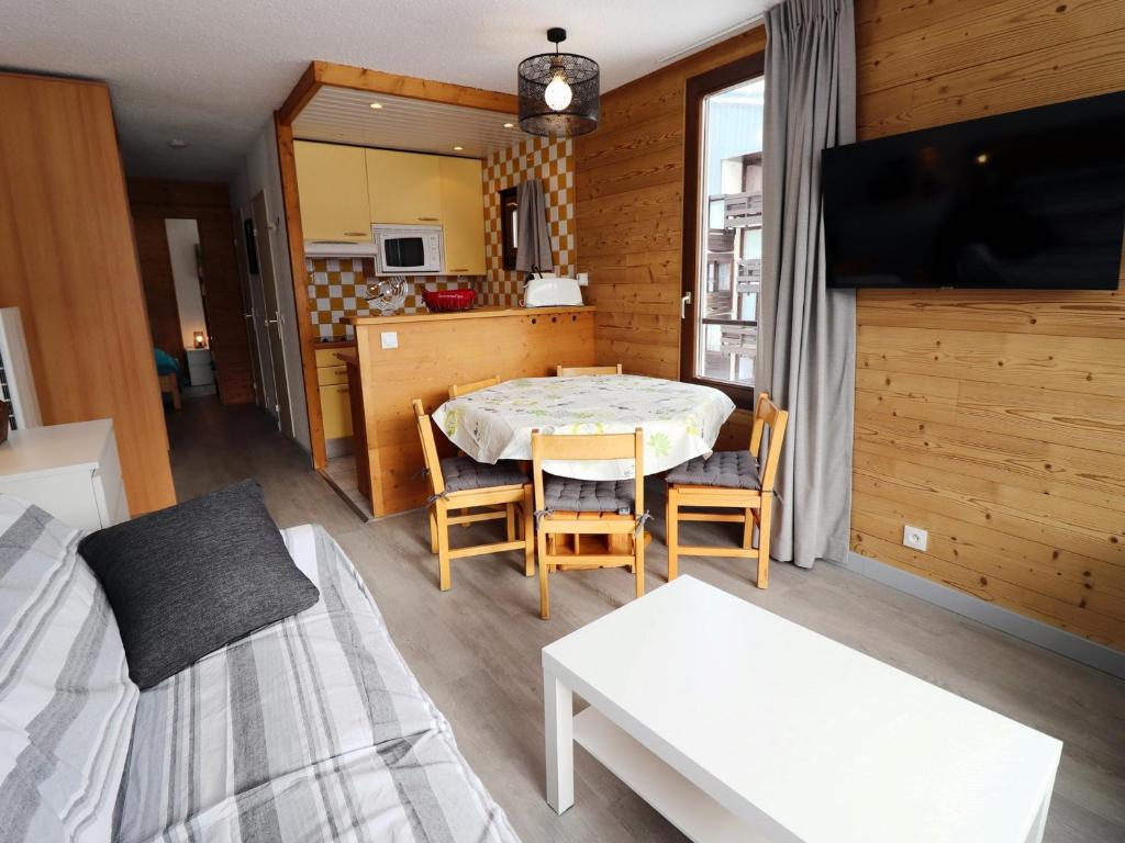 un petit salon avec une table et un canapé dans l'établissement Appartement cosy à Tignes Le Lavachet - Proche pistes, balcon, WIFI, casier à ski - FR-1-502-513, à Tignes