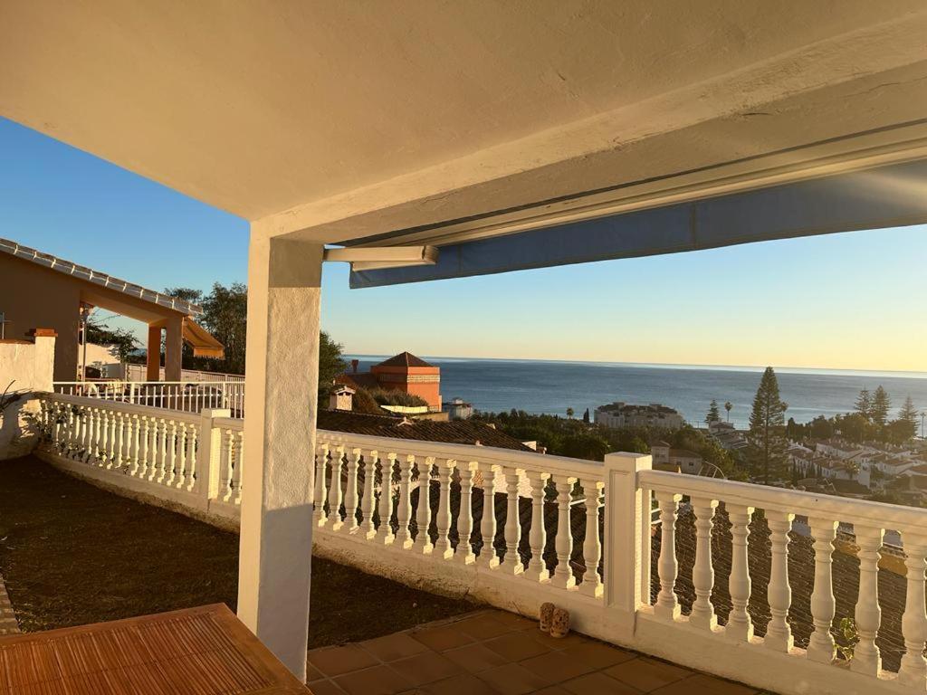 un balcone di una casa con vista sull'oceano di Yoga House a Torre de Benagalbón