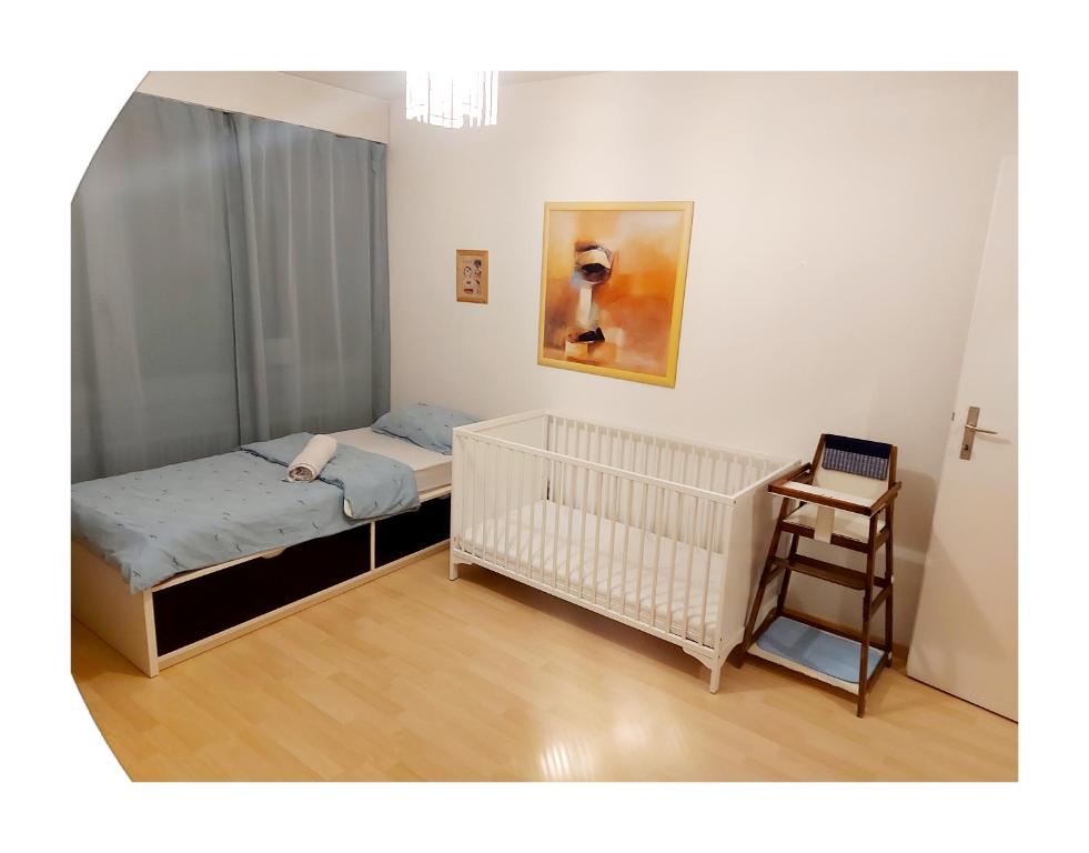 a small bedroom with a crib and a ladder at Ruhiges 2 Zimmer Apartment in Bern Zentrum in Bern