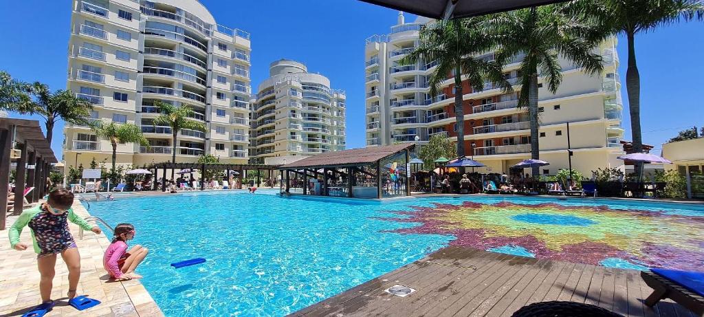 une femme et un enfant jouant dans une piscine dans l'établissement Beto Carrero, Praia, Piscina, Lazer, à Penha