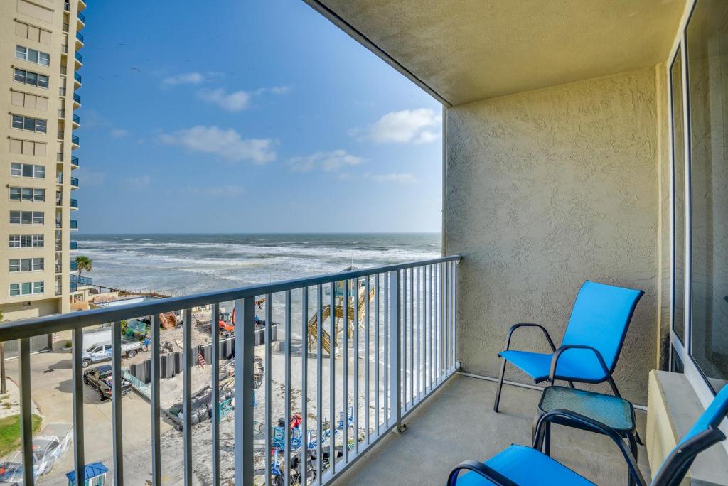 d'un balcon avec des chaises et une vue sur la plage. dans l'établissement Breezy Daytona Beach Studio with Balcony and Views!, à Daytona Beach