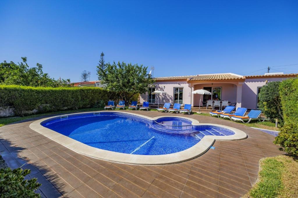 uma villa com uma piscina e uma casa em Villa Bolina by Villa Plus em Albufeira