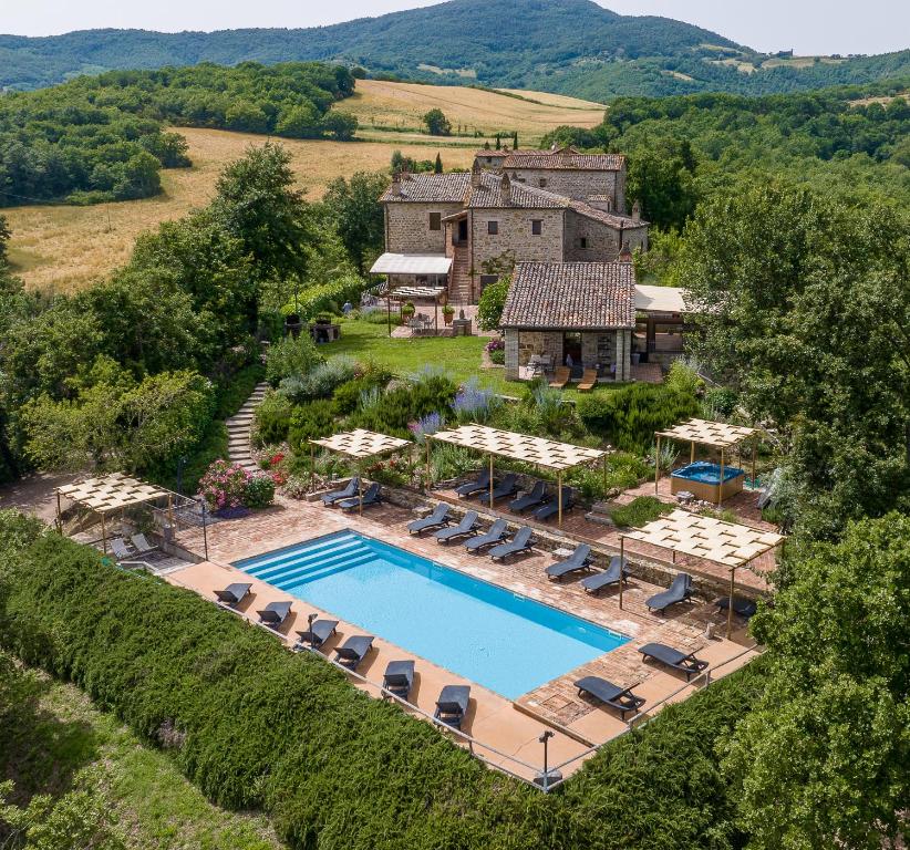 een luchtzicht op een resort met een zwembad en een huis bij Relais L'Antico Convento in Galera