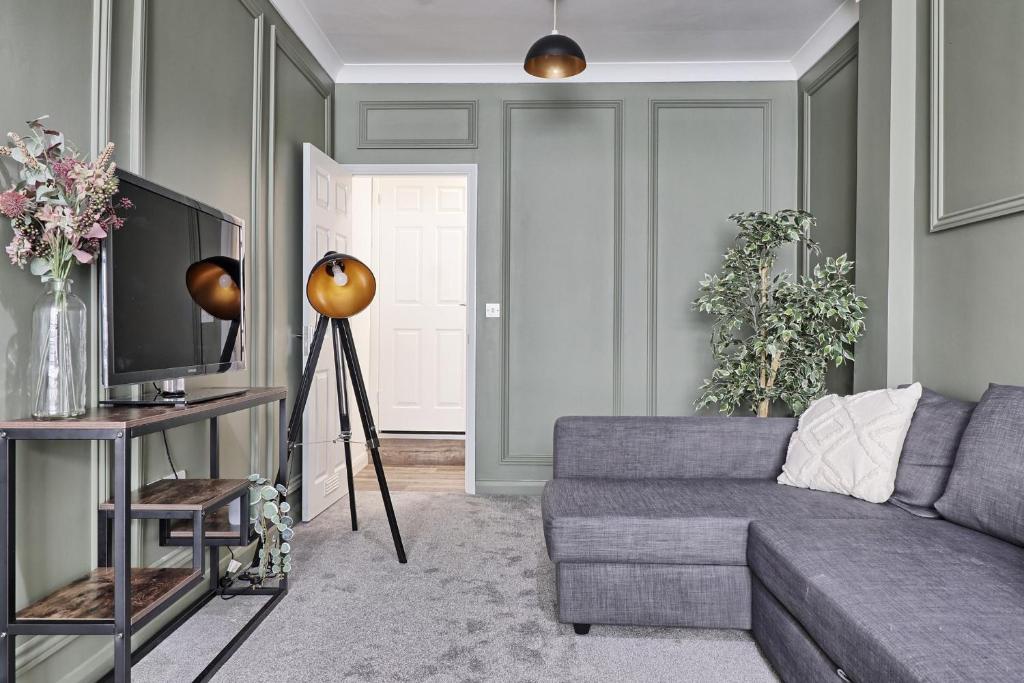 un soggiorno con divano e TV di Deluxe Large Three Room Apartment by Southend Stays a Southend-on-Sea