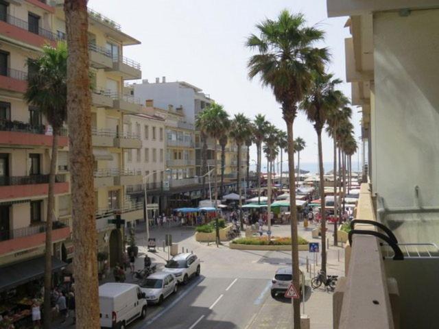 - une vue sur une rue bordée de palmiers et de voitures dans l'établissement Grand Studio accès direct plage - 4CALYP1/4 Large Flat close by sea, à Canet