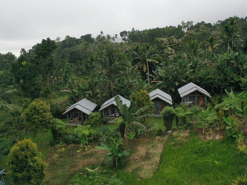 un groupe de maisons au sommet d'une colline dans l'établissement The Geckos Homestay, à Kelimutu