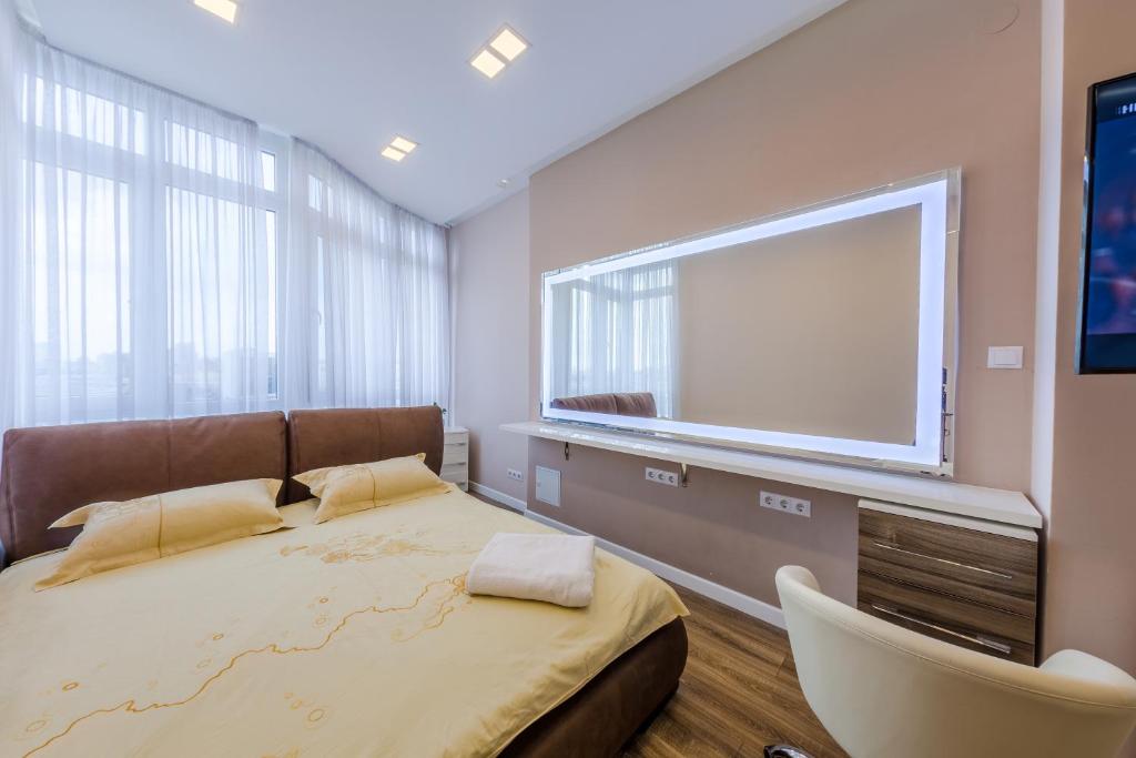 um quarto com uma cama grande e uma janela grande em Квартири подобово біля вокзалу em Kiev