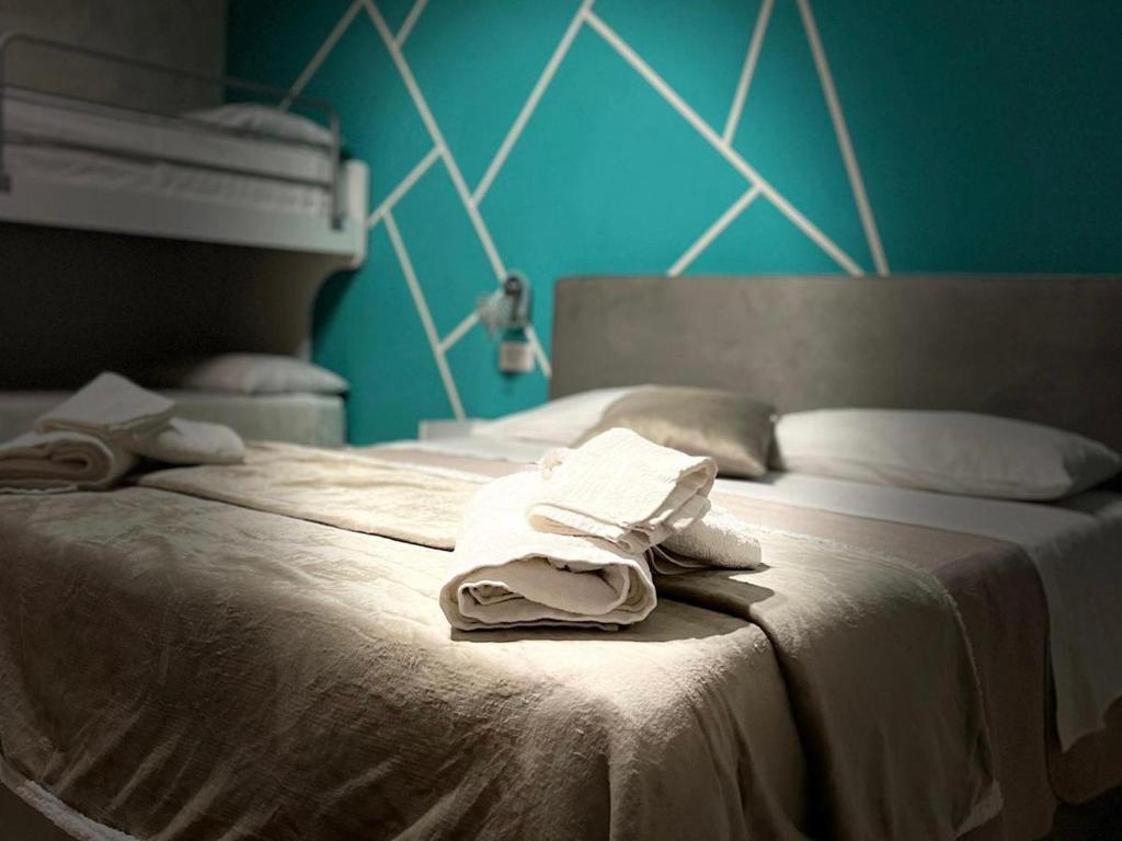 una camera da letto con un letto e asciugamani di AL CENTRO a Formia