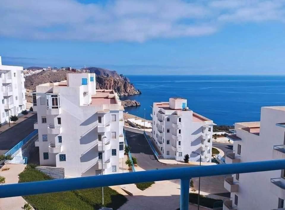 uma vista para o oceano a partir da varanda de um edifício em Qamar's guests 4 em Al Hoceïma