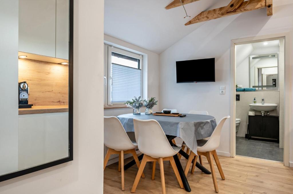 een keuken en eetkamer met een tafel en stoelen bij Casa Caso - Apartment 6 in Achim