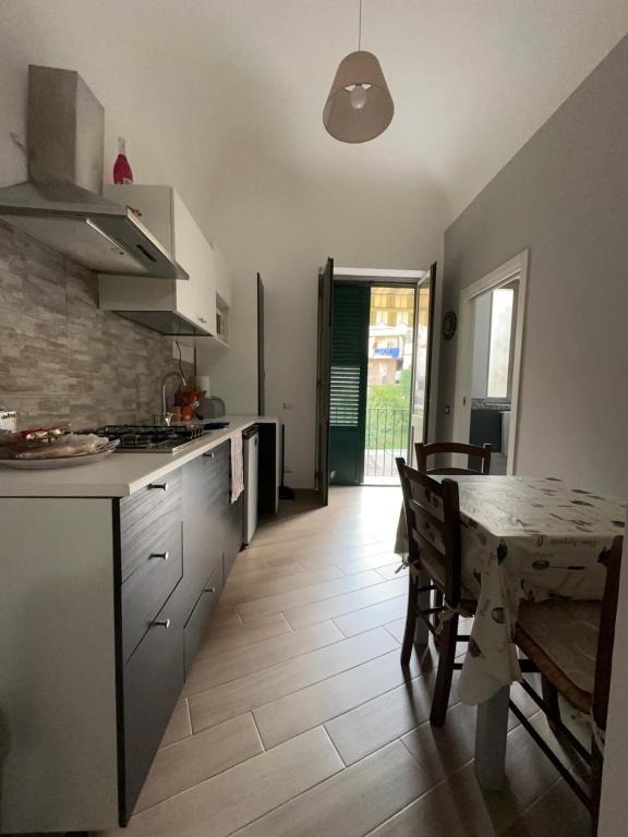 uma cozinha com uma mesa e uma sala de jantar em Luna Blu Apartment em Palermo