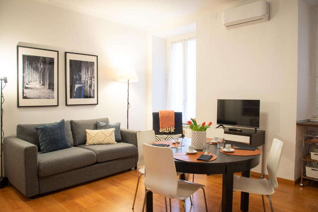 ein Wohnzimmer mit einem Sofa und einem Tisch in der Unterkunft Piazza Testaccio Home appartamento E 2 Accogliente e Silenzioso in Rom