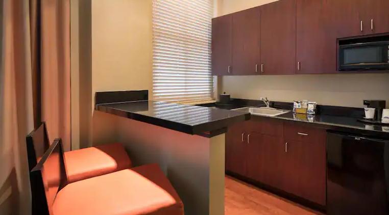 Kuchyň nebo kuchyňský kout v ubytování Hampton Inn and Suites Ogden