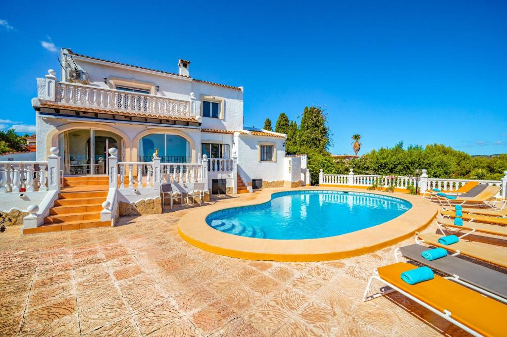 una villa con piscina di fronte a una casa di Villa Moggalatto by Villa Plus a Calpe