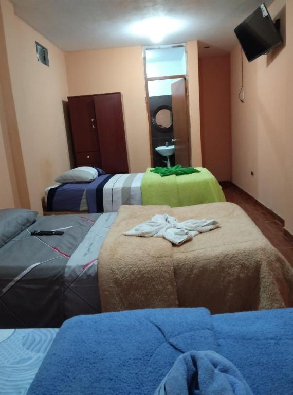 Habitación de hotel con 2 camas y espejo en Casa Chicama, en Puerto Chicama