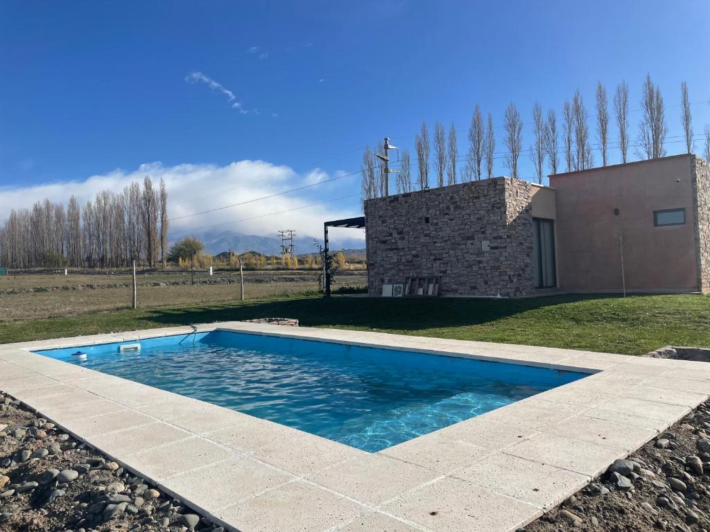 una piscina en el patio trasero de una casa en Casa de campo en Tupungato, Mendoza. en Tupungato
