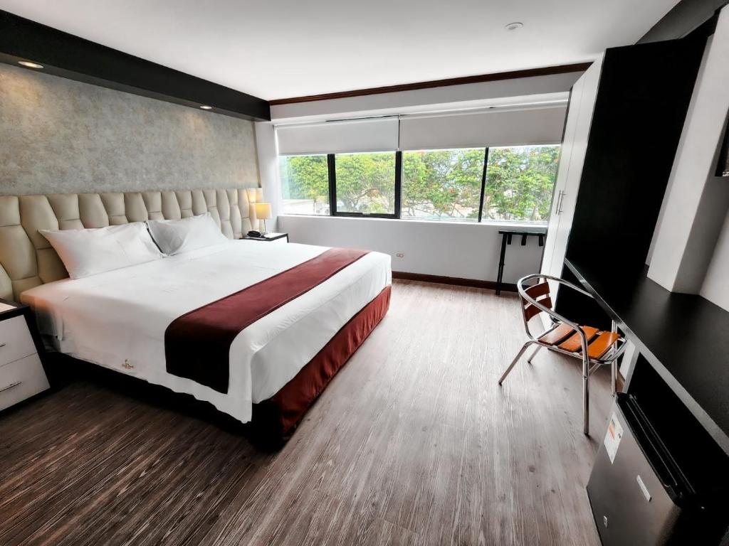 Habitación de hotel con cama grande y ventana en Hotel Ferre Miraflores, en Lima