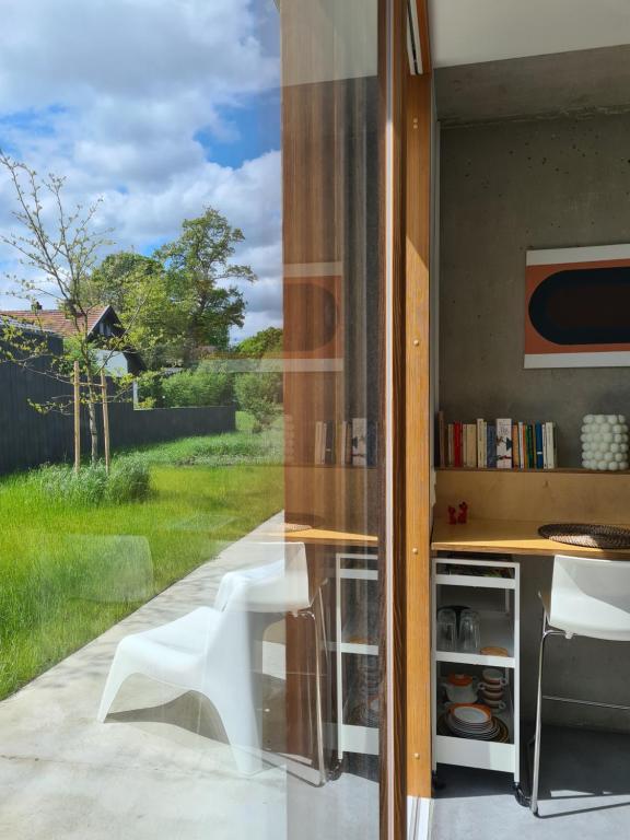 eine Küche mit Blick auf einen Hof durch ein Fenster in der Unterkunft Vintage studio am Chiemsee in Übersee