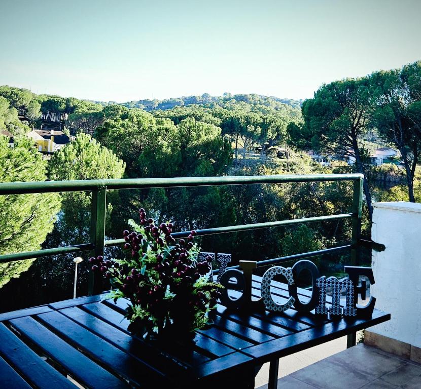 eine Holzbank auf dem Balkon in der Unterkunft Mirador del Lago in Córdoba