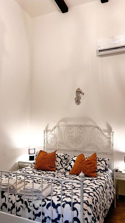 A bed or beds in a room at Il Salernitano Bed and Breakfast