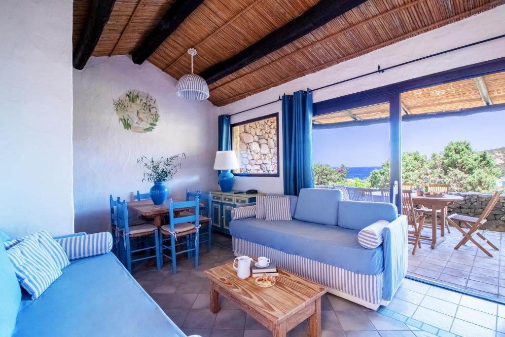 een woonkamer met een bank en een tafel bij Residence I Cormorani Bis in Baja Sardinia