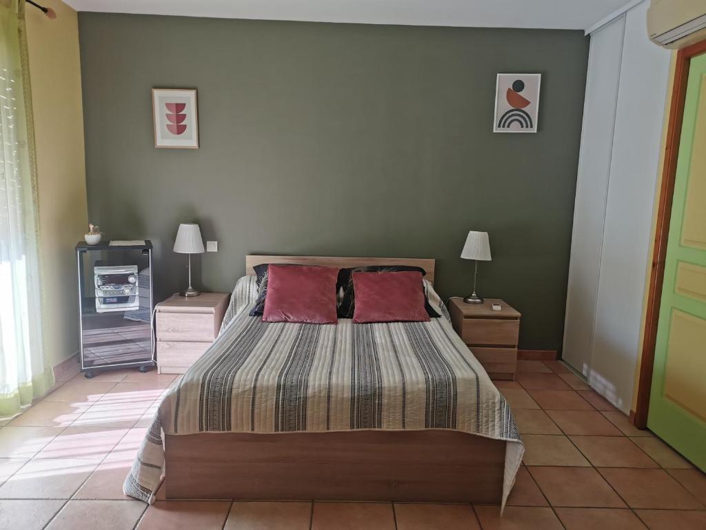 1 dormitorio con 1 cama, 2 mesas y 2 lámparas en Chambre spacieuse avec bureau et balcon, en Millas