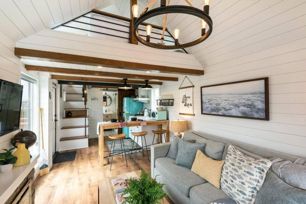 Tranquil Redwood Retreat في جيرنفيل: غرفة معيشة مع أريكة ومطبخ