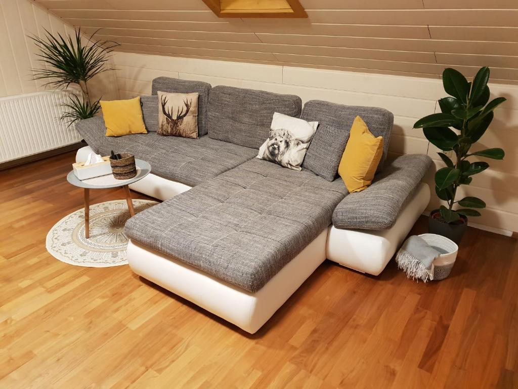 A seating area at Alpenloft Theresia