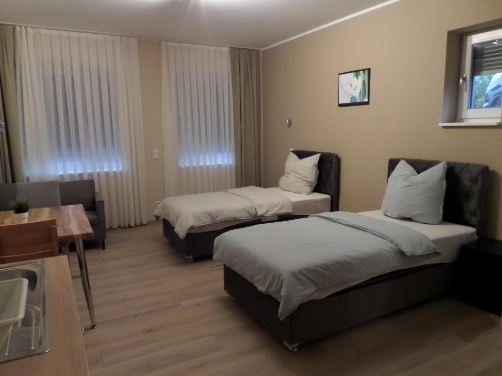 Postel nebo postele na pokoji v ubytování Main Boardinghouse