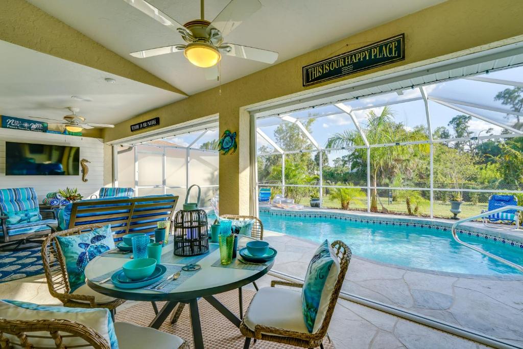 Πισίνα στο ή κοντά στο Gorgeous Punta Gorda Home with Lanai and Private Pool!