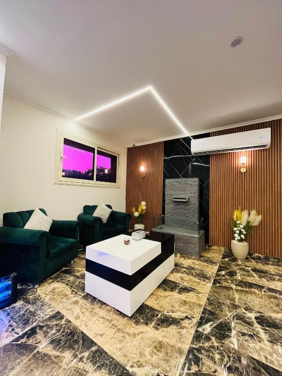 Una cocina o cocineta en Shadow Pyramids Suites and Jacuzzi
