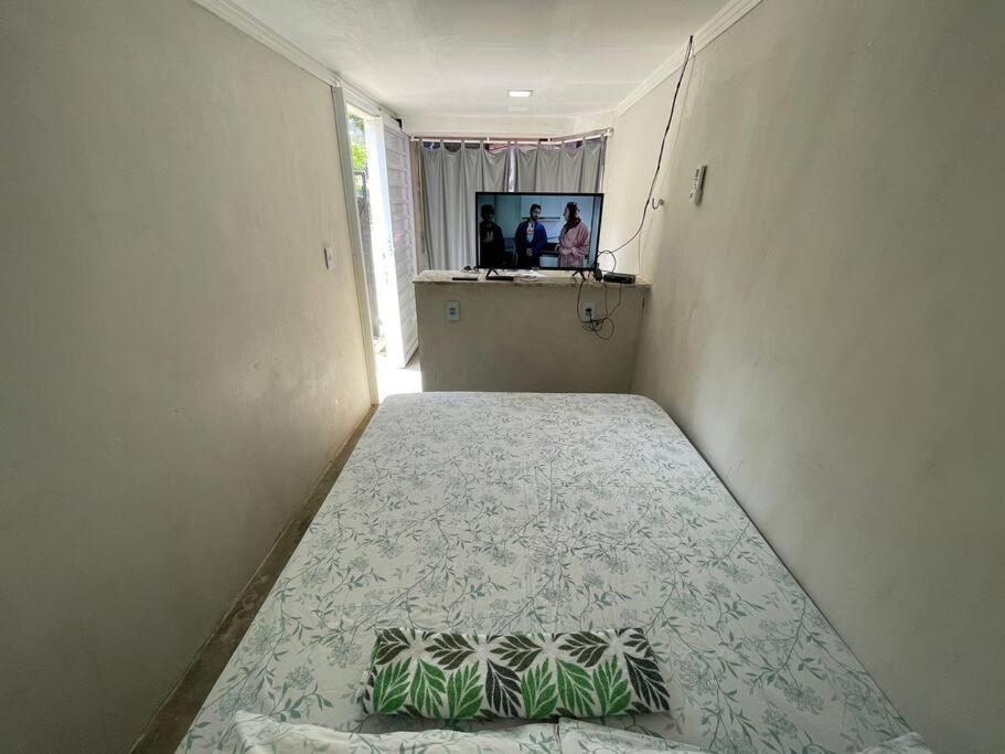 een bed in een kamer met twee personen in een spiegel bij Quitinete da Nicole in Canindé de São Francisco
