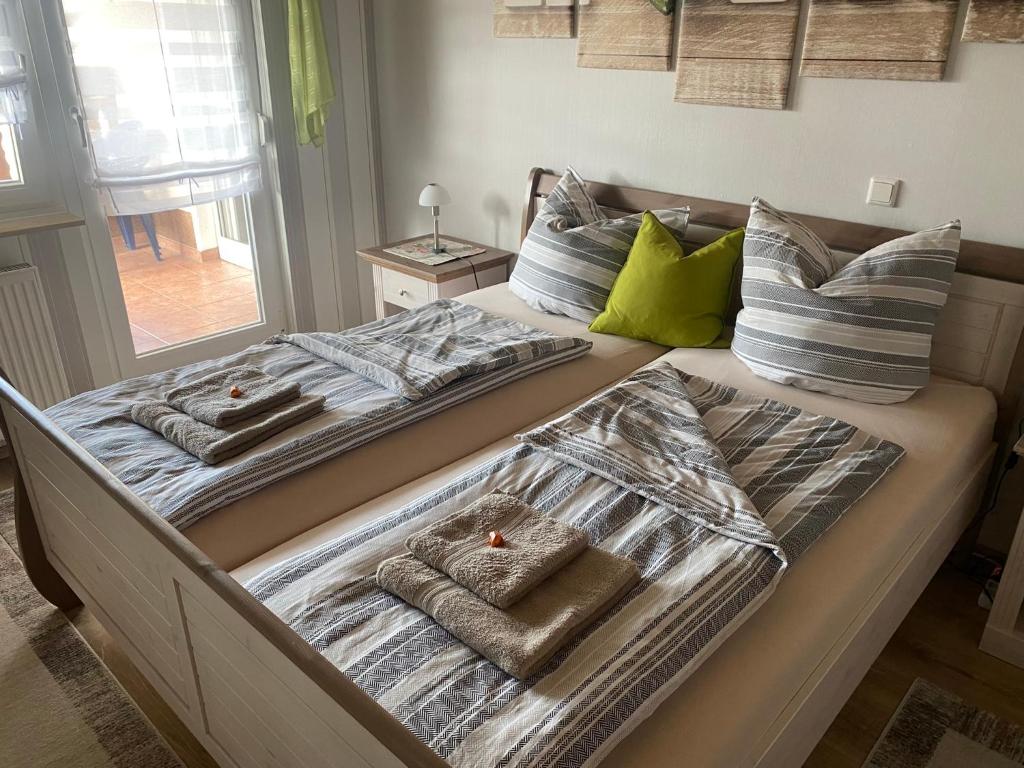 Un pat sau paturi într-o cameră la Ferienwohnung „Thea“