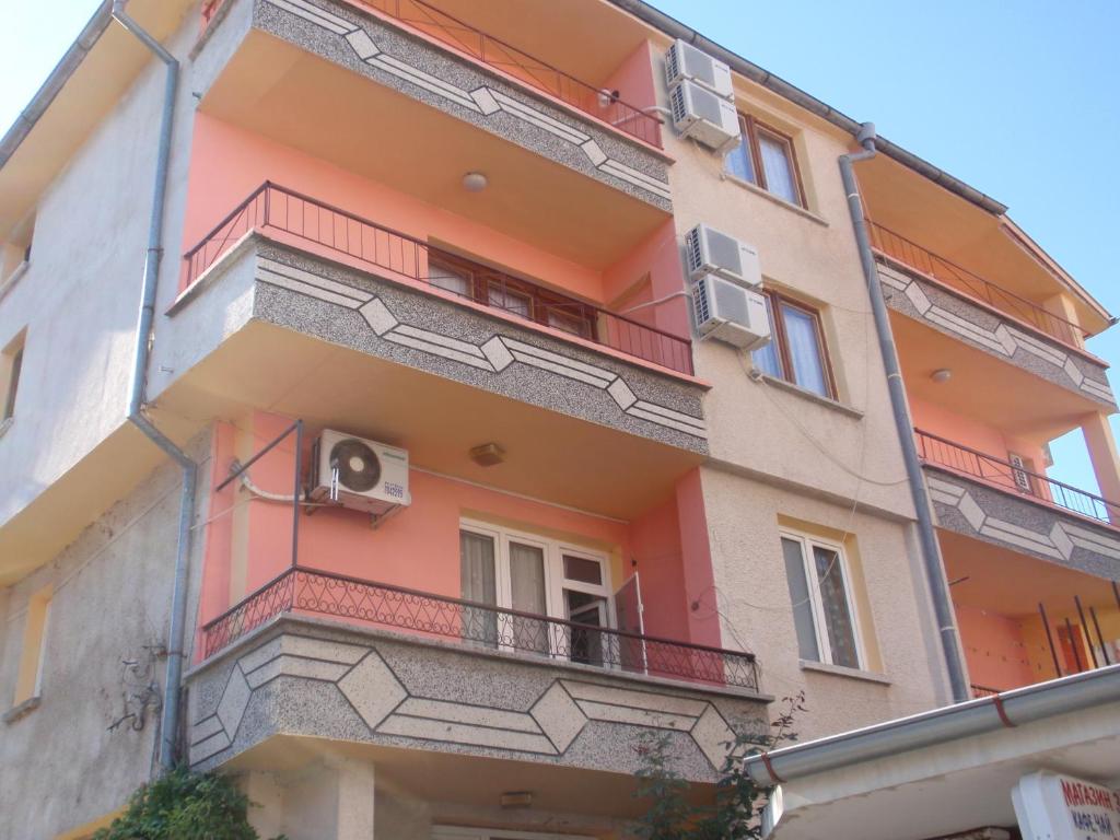 um edifício de apartamentos com uma varanda e uma janela em Daniel Guest House em Nesebar