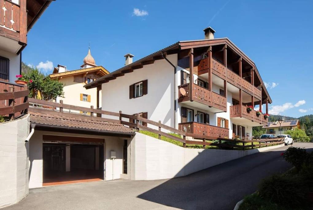 モエナにあるCasa Lucia Moenaのバルコニー付きの白い大きな建物