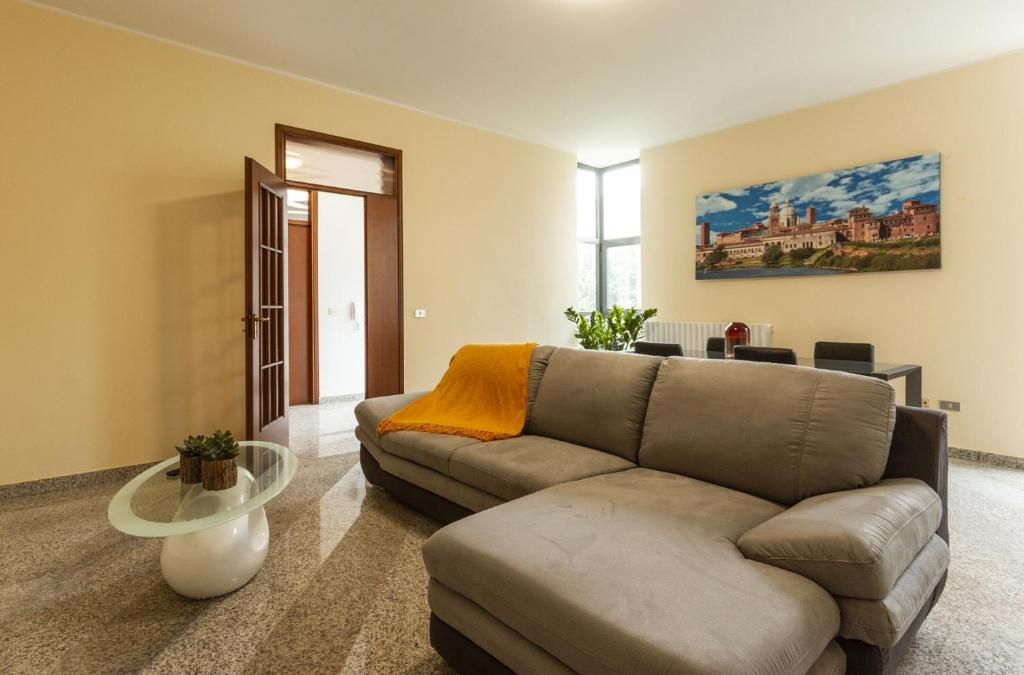 een woonkamer met een bank en een tafel bij La casa azzurra in San Giorgio Di Mantova