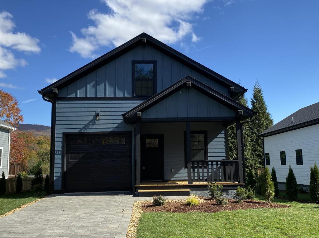 ein schwarzes Haus mit Garage in der Unterkunft Blue Haven Modern comfort combined with a view of the natural beauty of the Black Mountains in Black Mountain