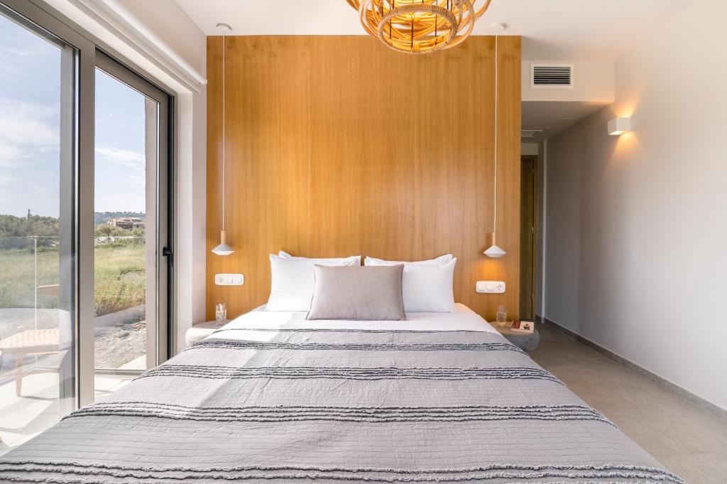 una camera con un grande letto e una grande finestra di Allure Wellness Retreat a Città di Lefkada