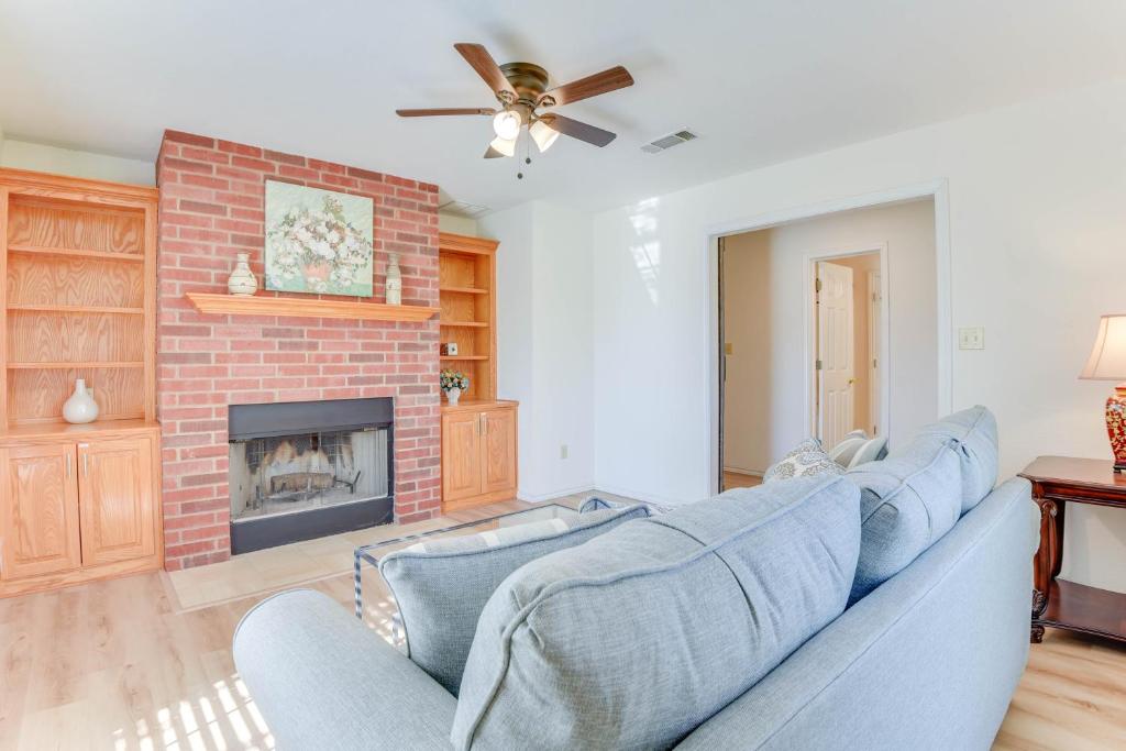 Gallery image of Relax Fireside! Poolside Oasis 3 Mi to Dtwn Sanger in Sanger