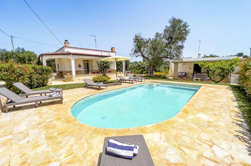 uma piscina no quintal de uma casa em Villa Agata Salentino by Villa Plus em San Michele Salentino