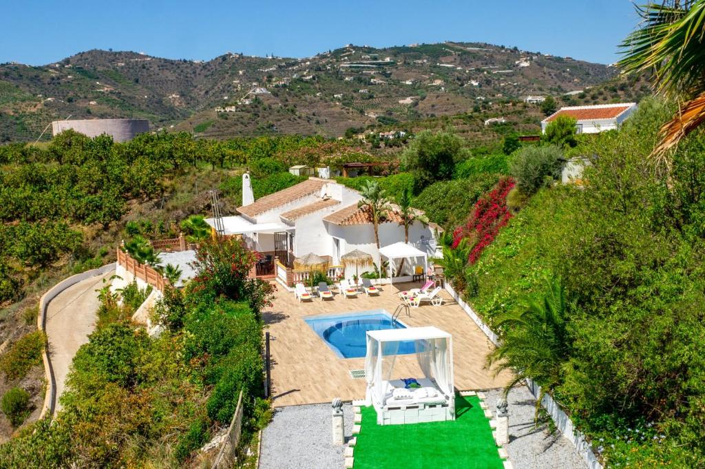 una vista aérea de una casa con piscina en Villa La Macera by Villa Plus, en Frigiliana