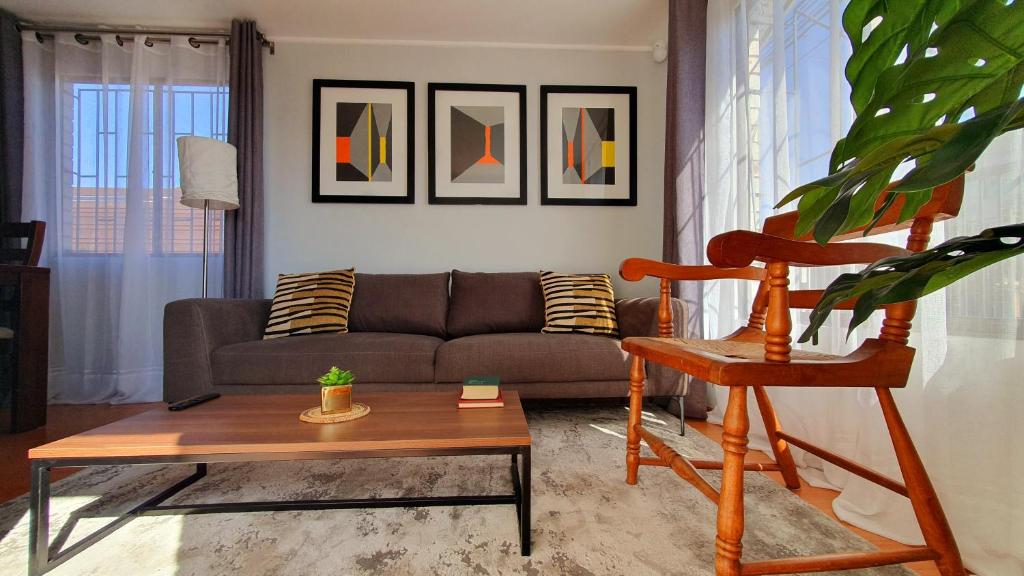 ein Wohnzimmer mit einem Sofa und einem Tisch in der Unterkunft Casa Descanso Serena in La Serena