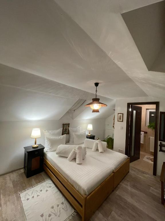 阿爾巴·尤利亞·的住宿－Apartament Yannis，卧室配有一张带白色床单和枕头的大床。
