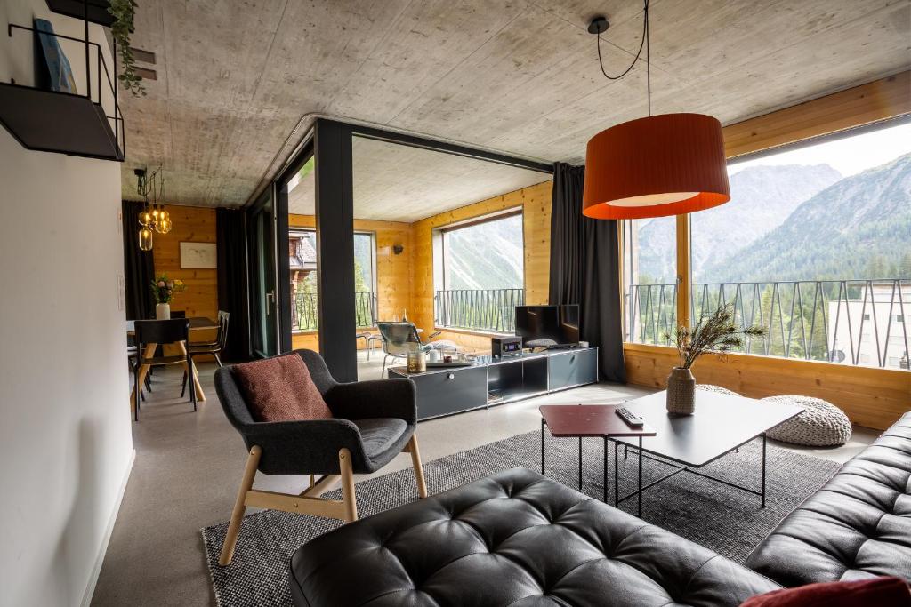 a living room with a couch and a table at Haus Burgermeister Wohnung Schiesshorn in Arosa