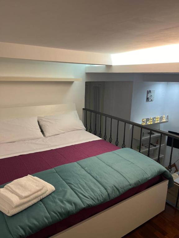 een slaapkamer met een groot bed en bij Casa vacanza La Spagnola in Napels