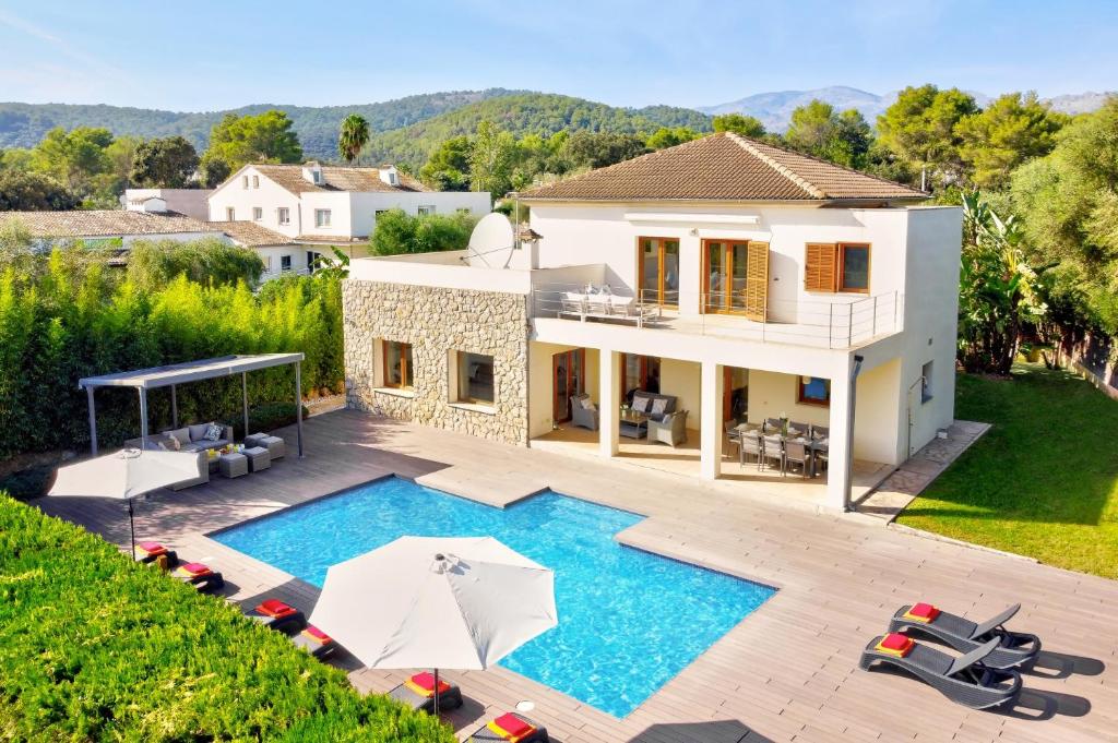 einen Luftblick auf eine Villa mit einem Pool in der Unterkunft Villa Casa de Pedra by Villa Plus in Crestatx