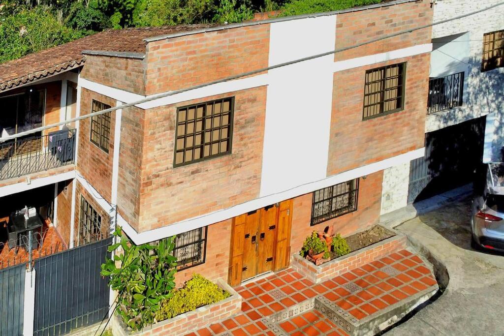 una vista aérea de un edificio de ladrillo con dos puertas en casa campestre escobero en Envigado