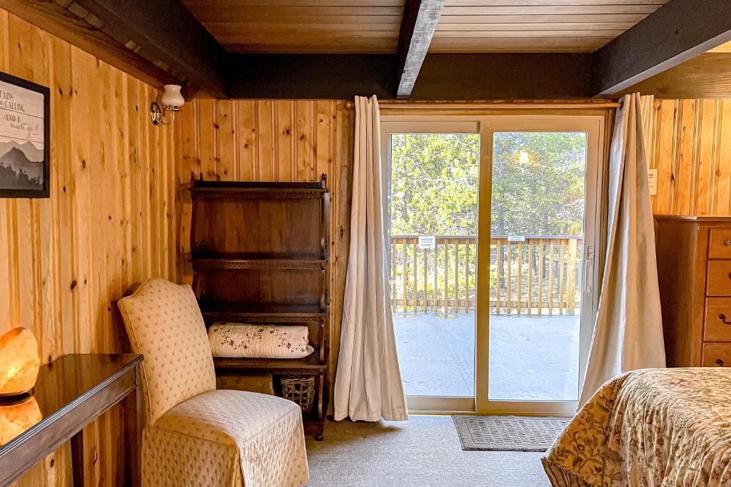 Postel nebo postele na pokoji v ubytování River Bend Chalet